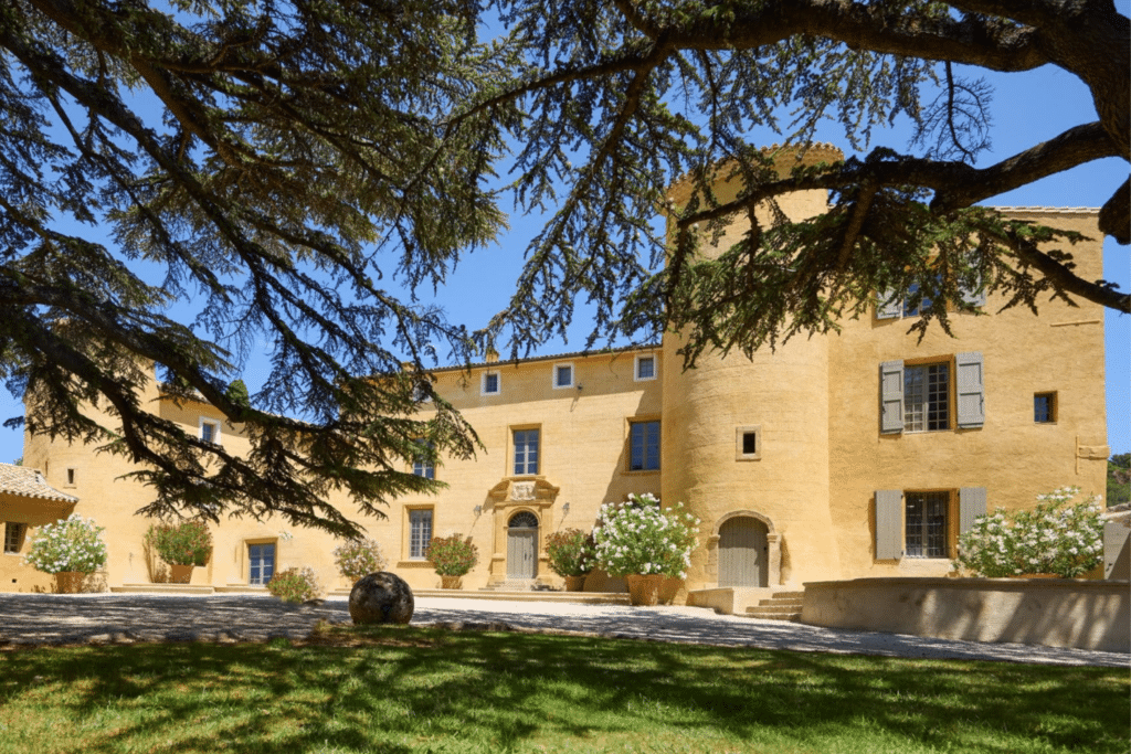 Château du Seuil façade et globe